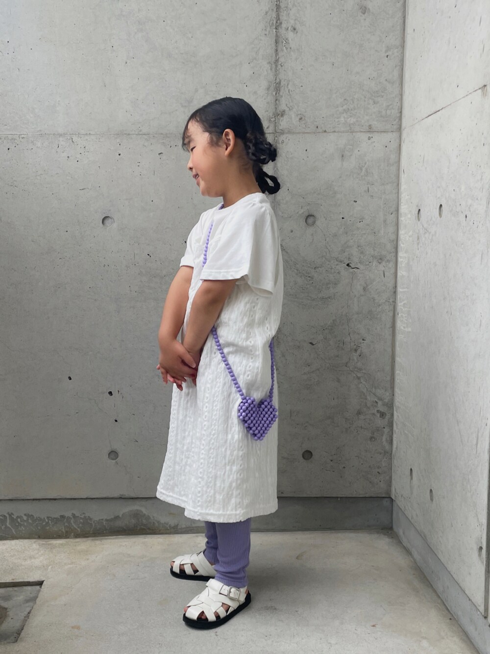 ホワイト系のサンダル、ホワイト系のワンピース、パープル系のその他パンツを着用したキッズの夏コーディネートの2枚目の写真