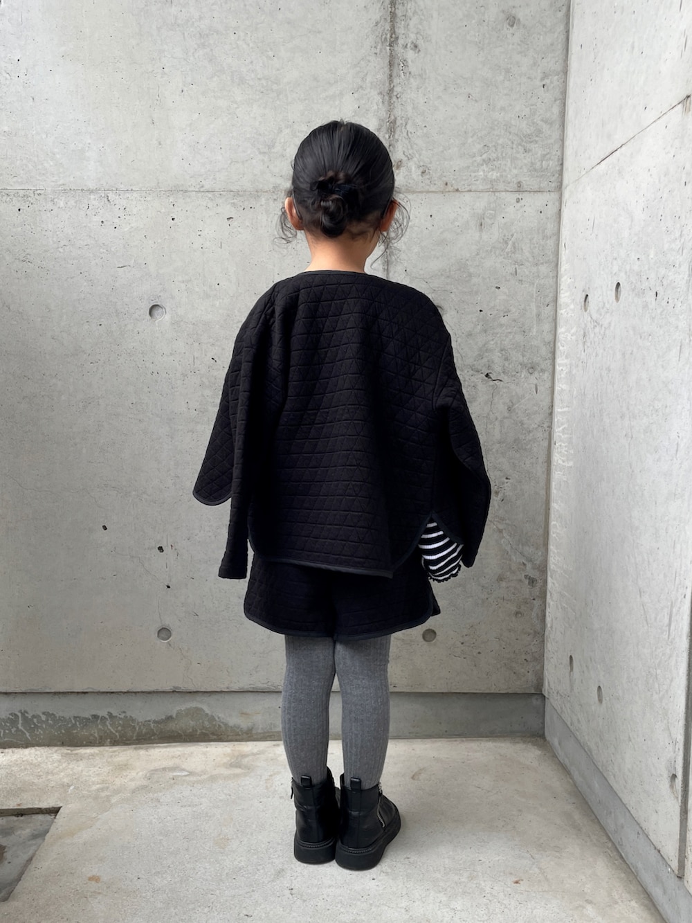 ブラック系のカーディガン/ボレロ、グレー系のワンピース、ブラック系のその他パンツを着用したキッズの秋コーディネートの2枚目の写真