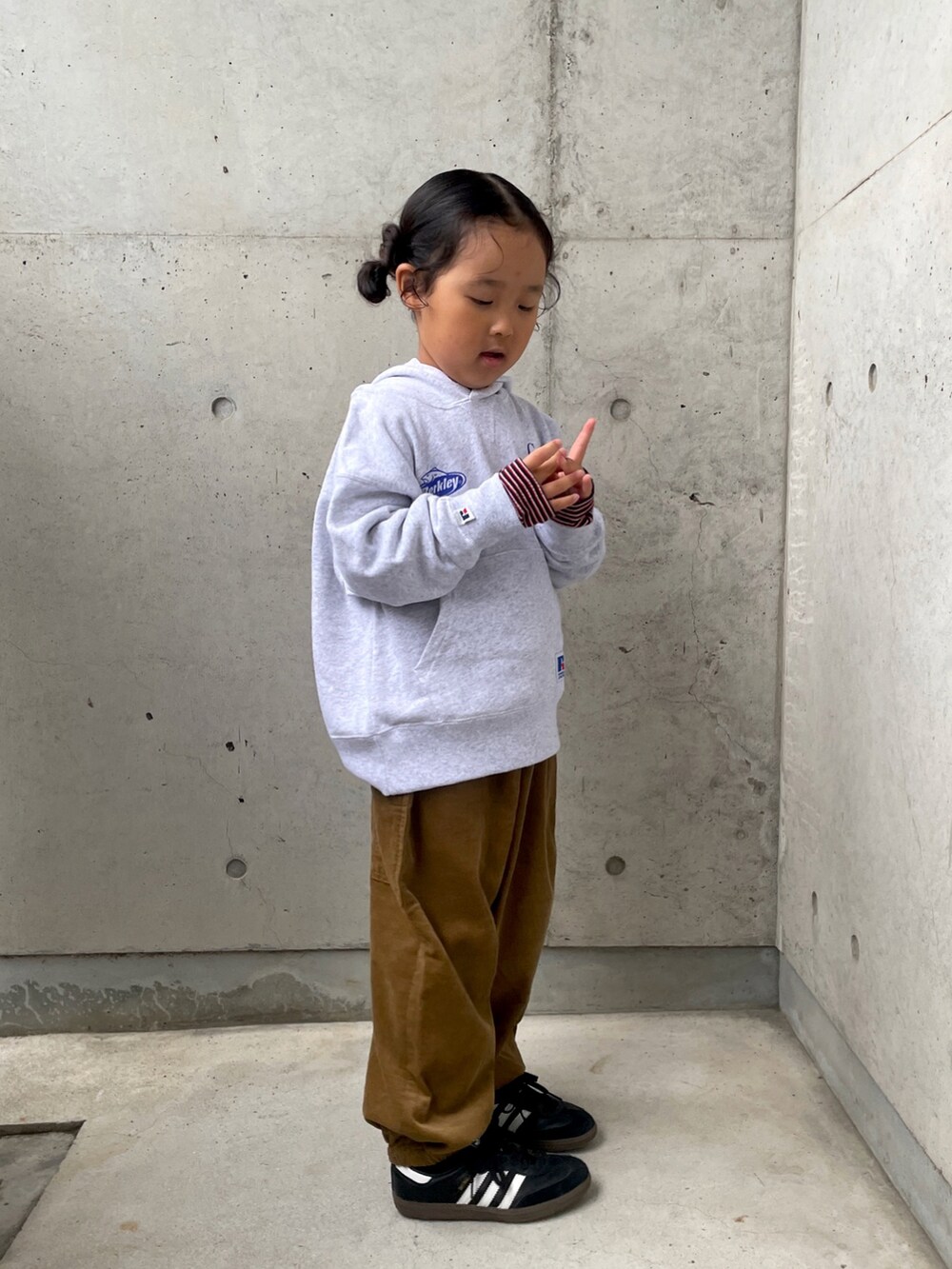 グレー系のスウェット、レッド系のTシャツ/カットソー、イエロー系のその他パンツを着用したキッズの秋コーディネートの5枚目の写真