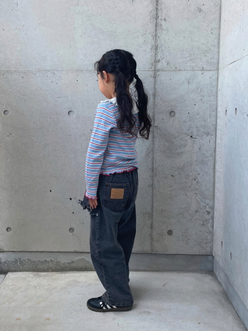 ブラック系のスニーカー、ブルー系のトップス、ブラック系のパンツを着用したキッズの夏コーディネートの2枚目の写真