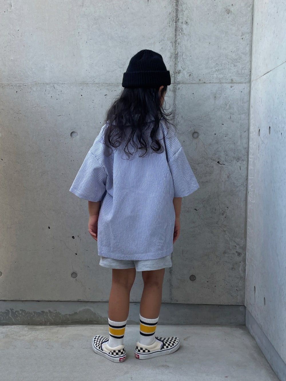 ブルー系のシャツ/ブラウス、ホワイト系のシャツ/ブラウス、グレー系のその他パンツを着用したキッズの夏コーディネートの5枚目の写真