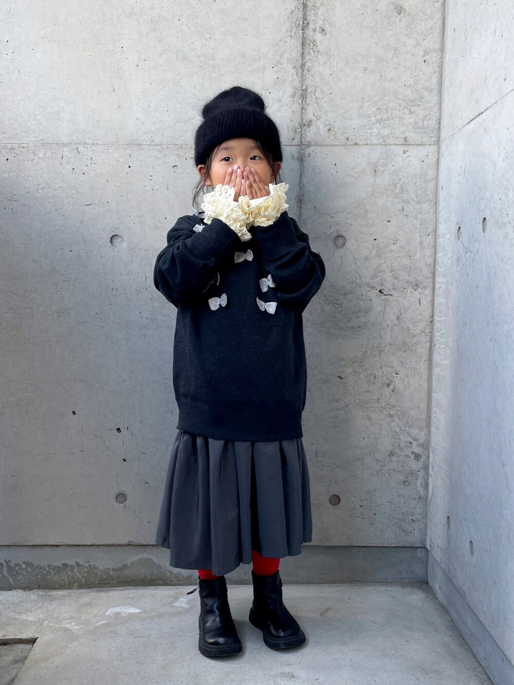 ホワイト系のTシャツ/カットソー、グレー系のワンピース、ブラック系のブーツを着用したキッズの秋コーディネートの2枚目の写真