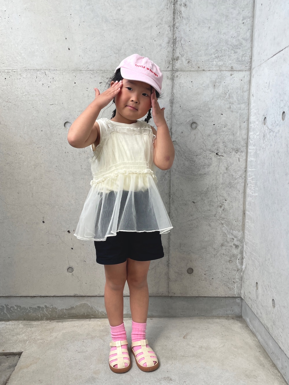 ホワイト系のサンダル、ブラック系のパンツ、ブラック系のTシャツ/カットソーを着用したキッズの春コーディネートの3枚目の写真