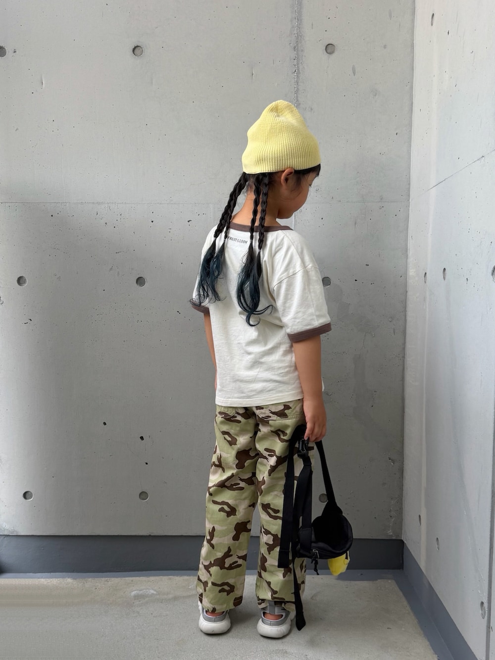 ブラック系のボディバッグ/ウエストポーチ、ホワイト系のTシャツ/カットソー、その他のその他パンツを着用したキッズの夏コーディネートの5枚目の写真