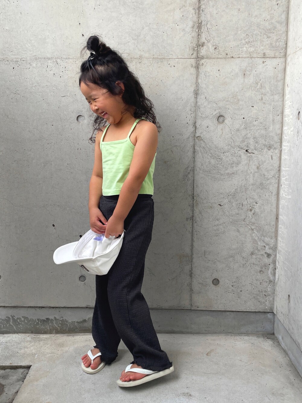 グリーン系のキャミソール、グレー系のその他パンツ、ホワイト系のサンダルを着用したキッズの夏コーディネートの4枚目の写真