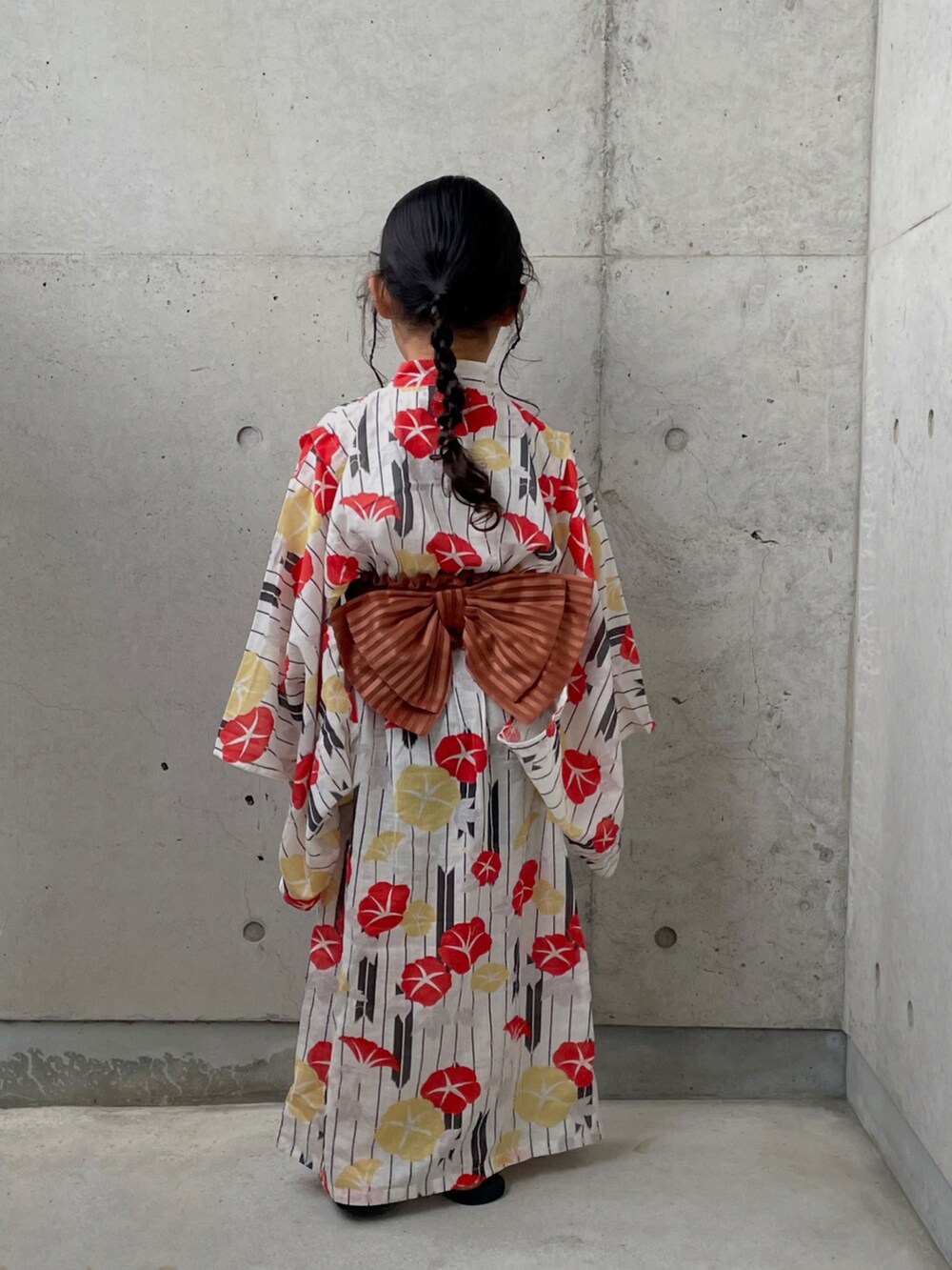 ブラック系のサンダル、ベージュ系のハット、ホワイト系の浴衣を着用したキッズの夏コーディネートの3枚目の写真