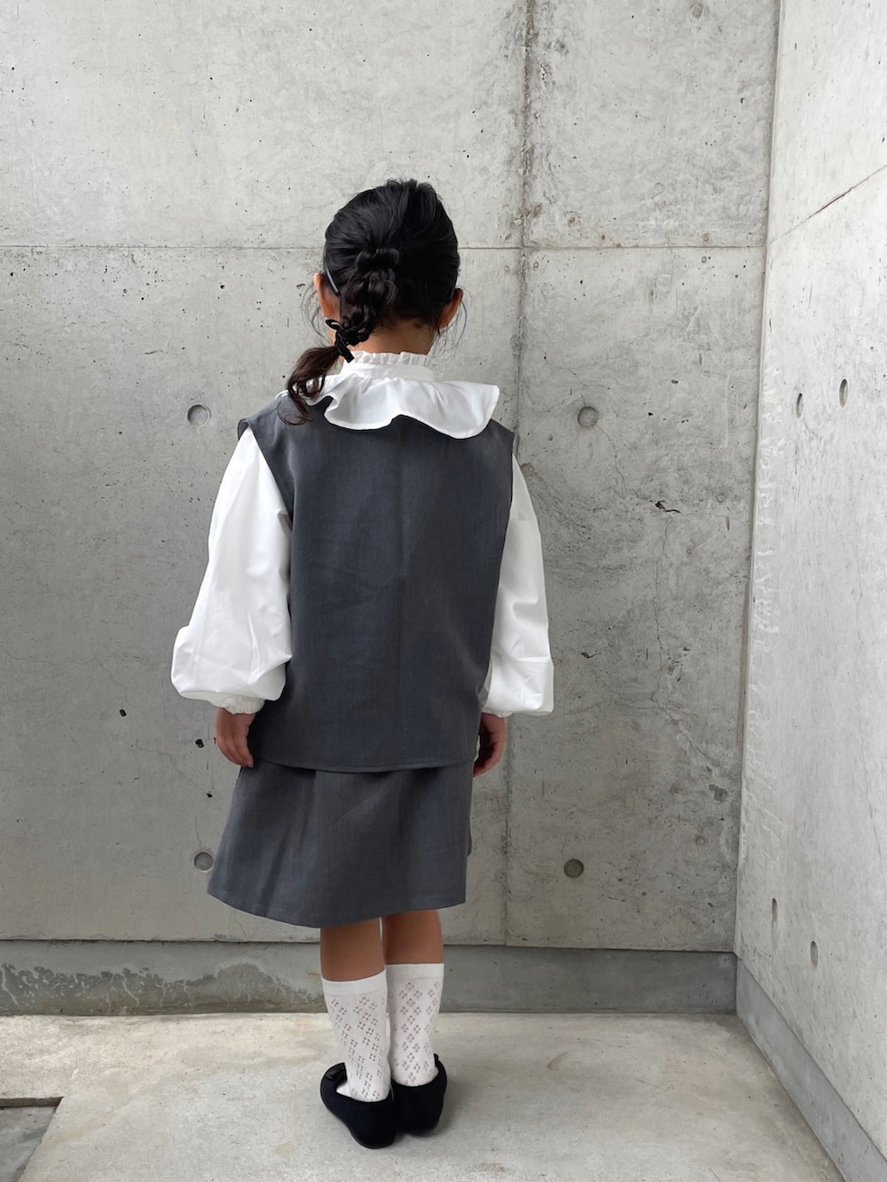 「セレモニー、ベスト、ブラウス、プリーツスカート、フォーマル、キッズコーデ、入学式、ヘアアレンジ、お呼ばれスタイル、カチューシャ、ハレの日、おめかしコーデ、セットアップ、グレー、卒園式」｜「green label relaxingのベスト + タックスカート セット / キッズ 100cm-130cm（スーツセット、グレー系）」を使った、ioooさん（キッズ・110cm）の冬コーディネートの3枚目の写真