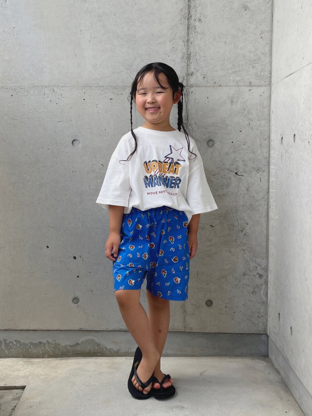 ブルー系のその他パンツ、ホワイト系のTシャツ/カットソー、ブラック系のサンダルを着用したキッズの夏コーディネートの3枚目の写真