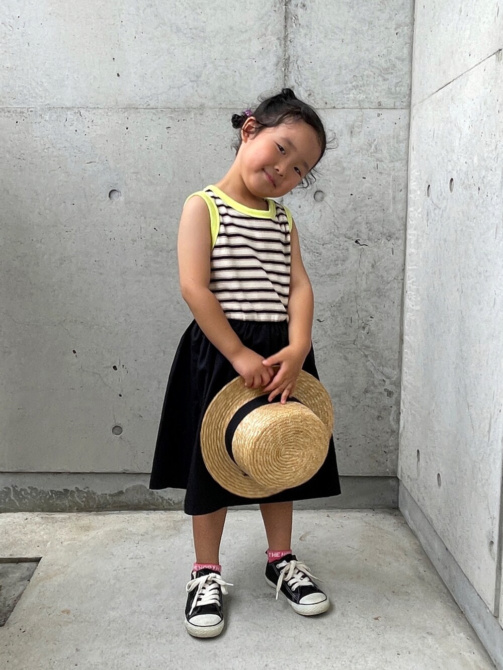 ブラック系のワンピース、ブラック系のスニーカー、ピンク系のソックス/靴下を着用したキッズの夏コーディネートの4枚目の写真