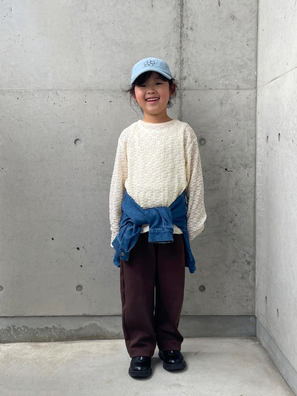 ホワイト系のTシャツ/カットソー、ブルー系のデニムジャケット、ブラック系のブーツを着用したキッズの秋コーディネートの4枚目の写真