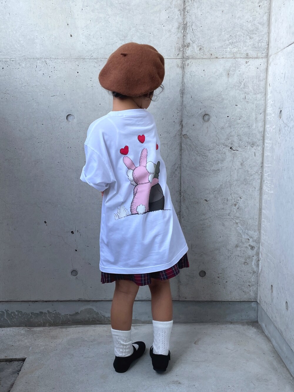 ホワイト系のTシャツ/カットソー、レッド系のパンツ、ブラック系のバレエシューズを着用したキッズの秋コーディネートの5枚目の写真