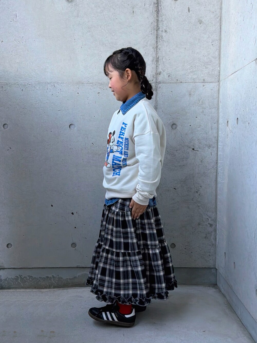 ブルー系のシャツ/ブラウス、ブラウン系のスカート、ブラック系のスニーカーを着用したキッズの冬コーディネートの4枚目の写真