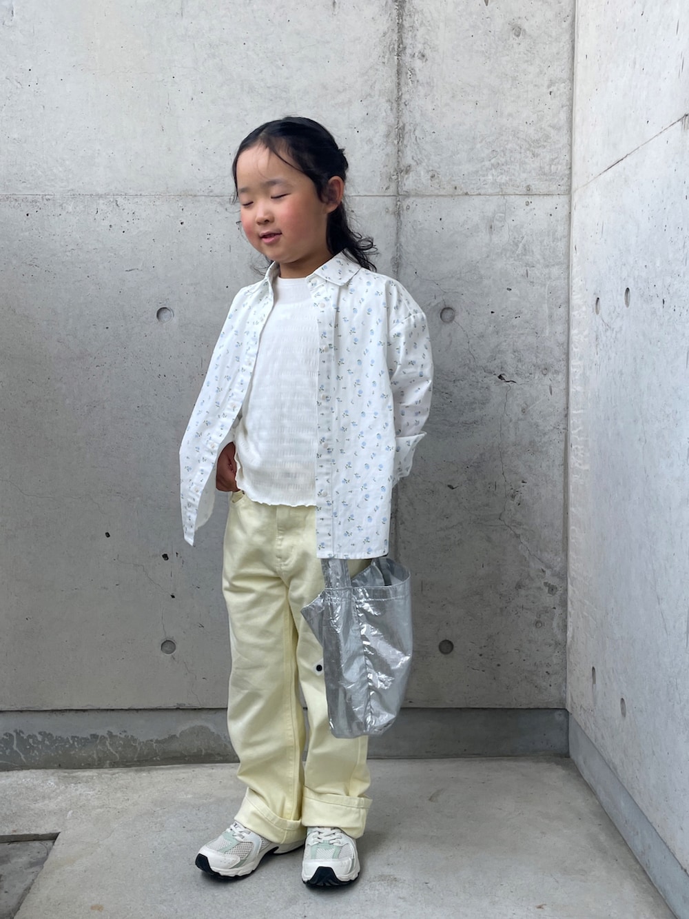 ioooさんの「カラーデニムストレートパンツ　259089（LOWRYS FARM）」を使ったコーディネートの2枚目の写真