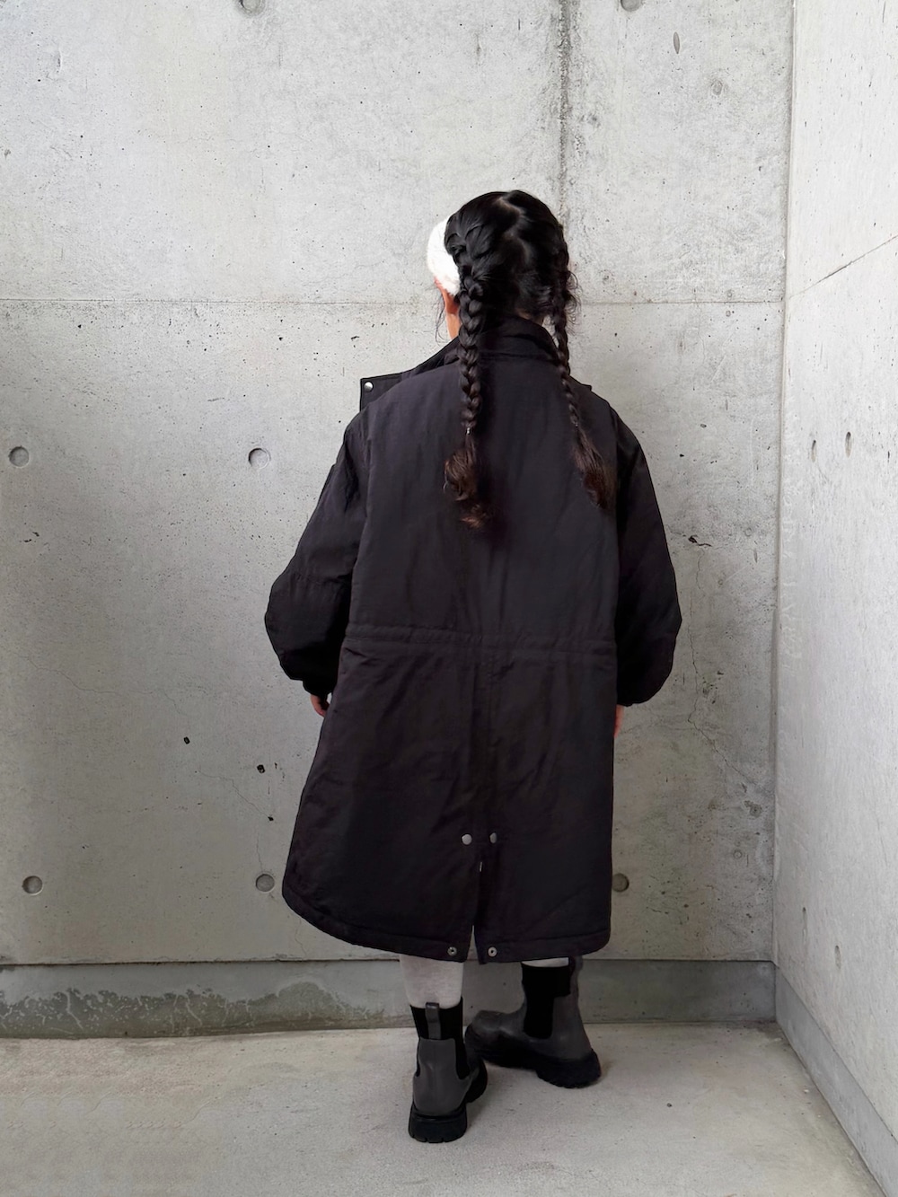 ブラック系のミリタリージャケット、ブラック系のその他パンツ、グレー系のブーツを着用したキッズの冬コーディネートの3枚目の写真