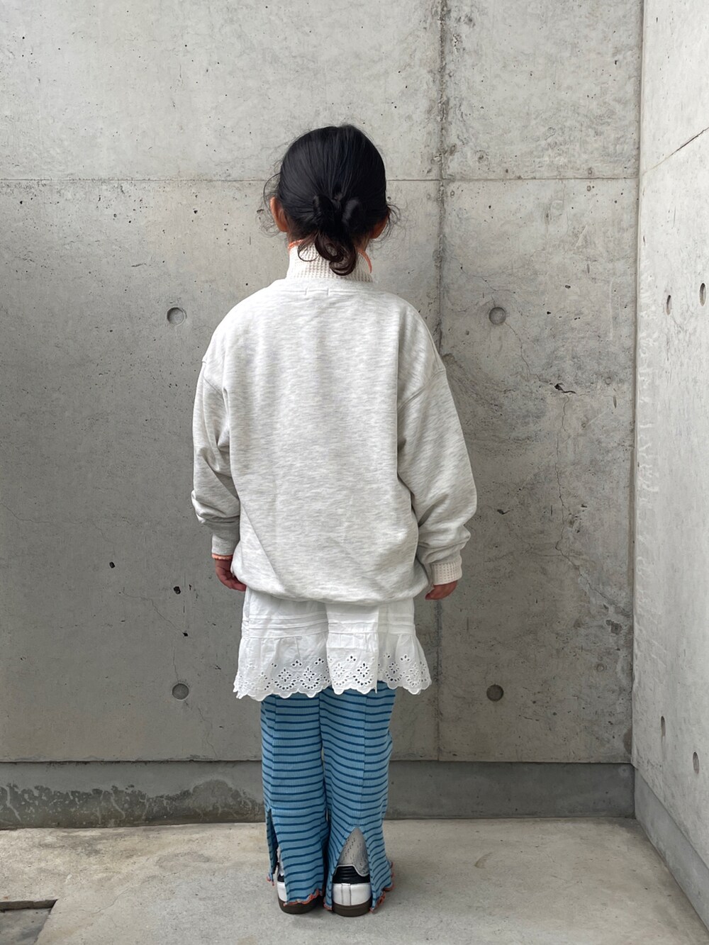 ブラウン系のダウンジャケット/コート、ホワイト系のパンツ、グレー系のスウェットを着用したキッズの春コーディネートの5枚目の写真