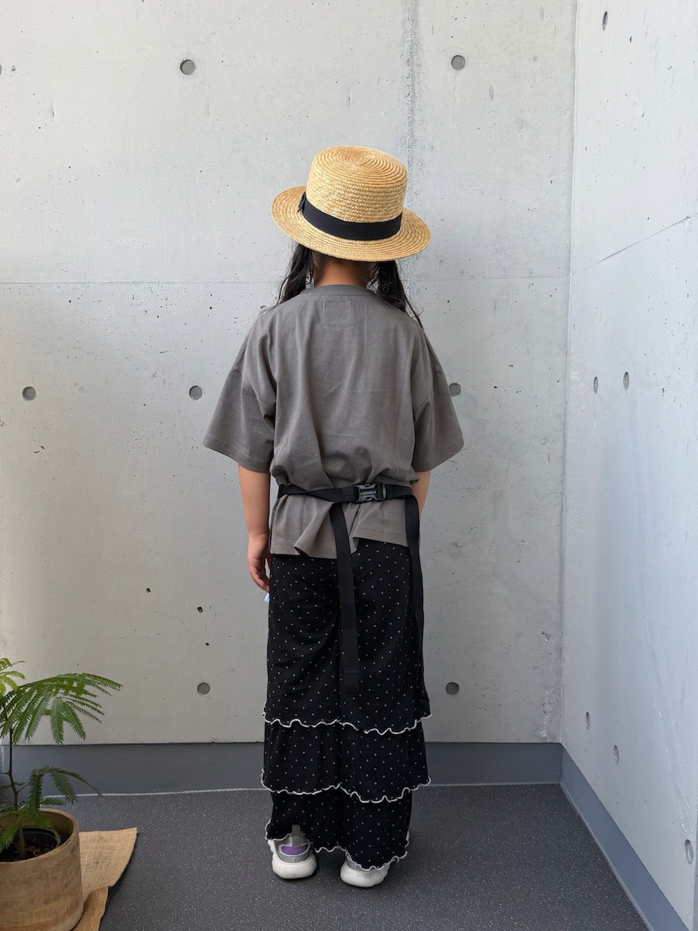 ブラック系のその他パンツ、ブラック系のTシャツ/カットソー、ブラック系のボディバッグ/ウエストポーチを着用したキッズの夏コーディネートの3枚目の写真