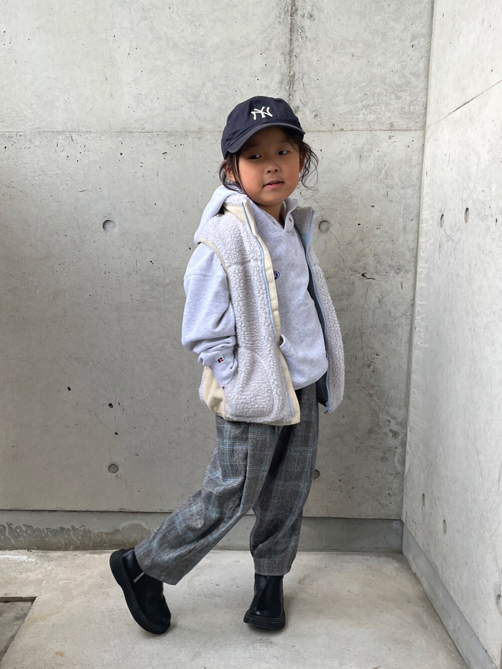 グレー系のベスト、グレー系のスウェット、グレー系のパンツを着用したキッズの冬コーディネートの2枚目の写真