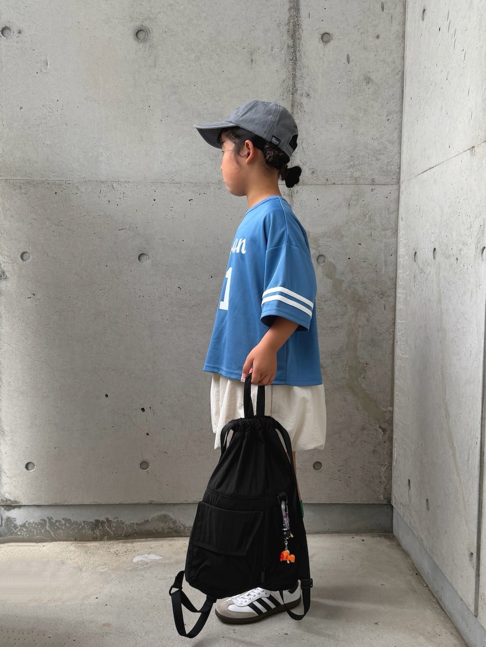 ブルー系のTシャツ/カットソー、ホワイト系のその他パンツ、ブラック系のバックパック/リュックを着用したキッズの夏コーディネートの2枚目の写真