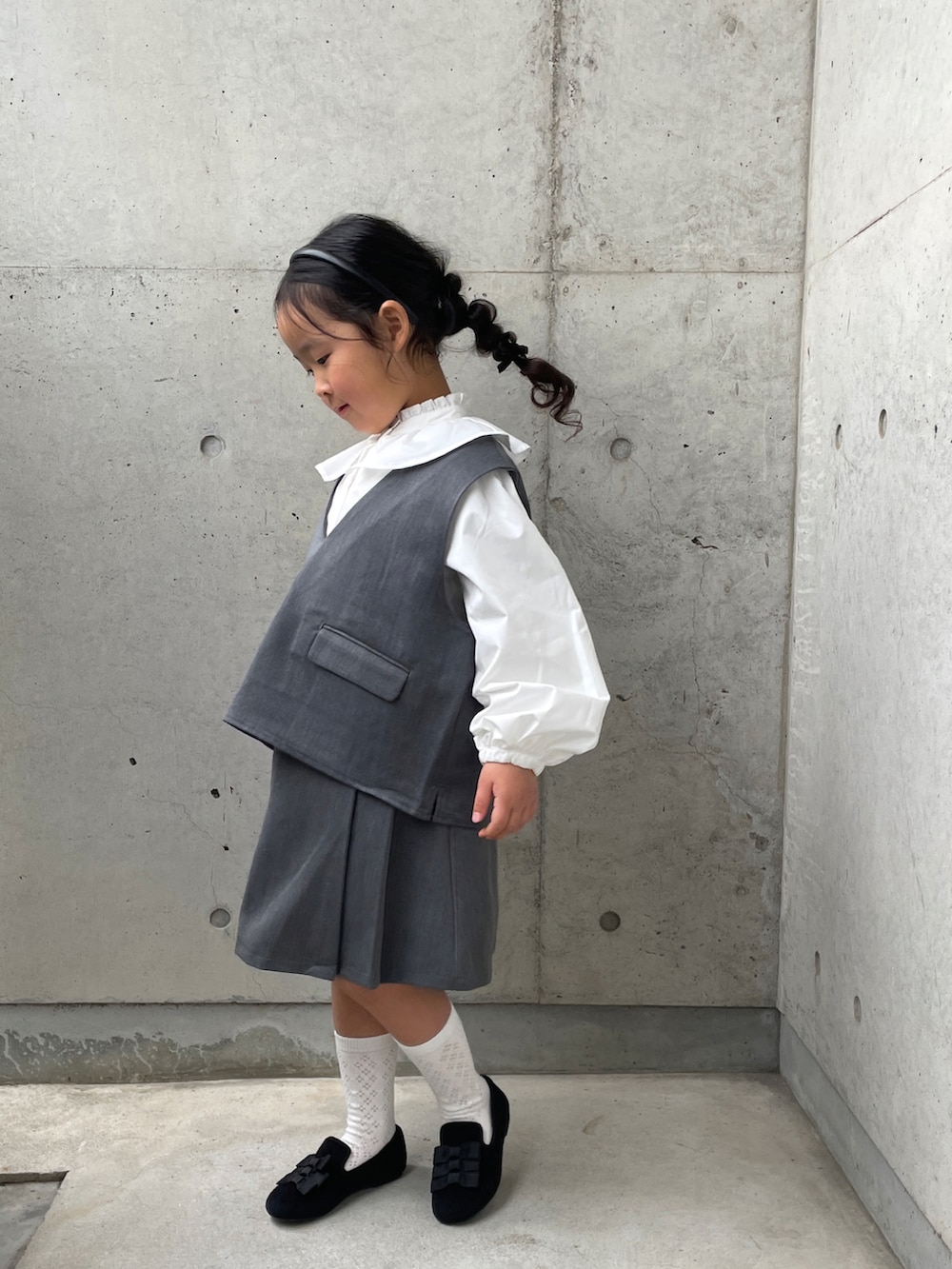 「セレモニー、ベスト、ブラウス、プリーツスカート、フォーマル、キッズコーデ、入学式、ヘアアレンジ、お呼ばれスタイル、カチューシャ、ハレの日、おめかしコーデ、セットアップ、グレー、卒園式」｜「green label relaxingのベスト + タックスカート セット / キッズ 100cm-130cm（スーツセット、グレー系）」を使った、ioooさん（キッズ・110cm）の冬コーディネートの2枚目の写真