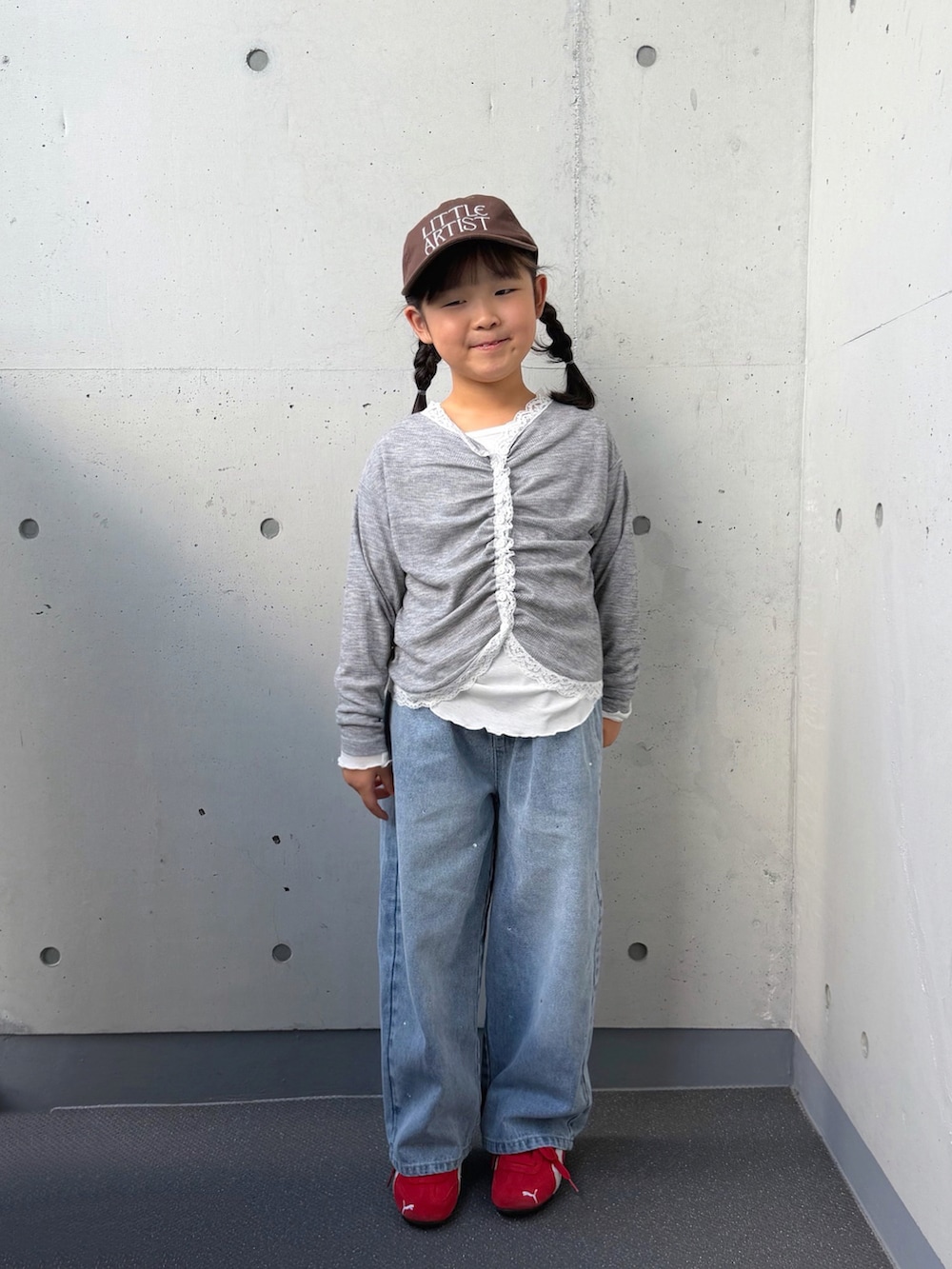 ブルー系のデニムパンツ、グレー系のTシャツ/カットソー、ホワイト系のTシャツ/カットソーを着用したキッズの秋コーディネートの5枚目の写真