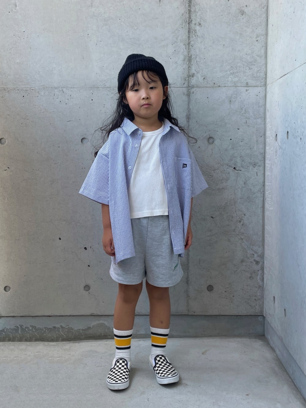 ブルー系のシャツ/ブラウス、ホワイト系のシャツ/ブラウス、グレー系のその他パンツを着用したキッズの夏コーディネートの4枚目の写真