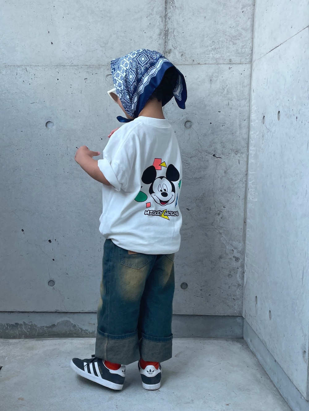 ブルー系のパンツ、ホワイト系のTシャツ/カットソー、ブラック系のスニーカーを着用したキッズの夏コーディネートの5枚目の写真