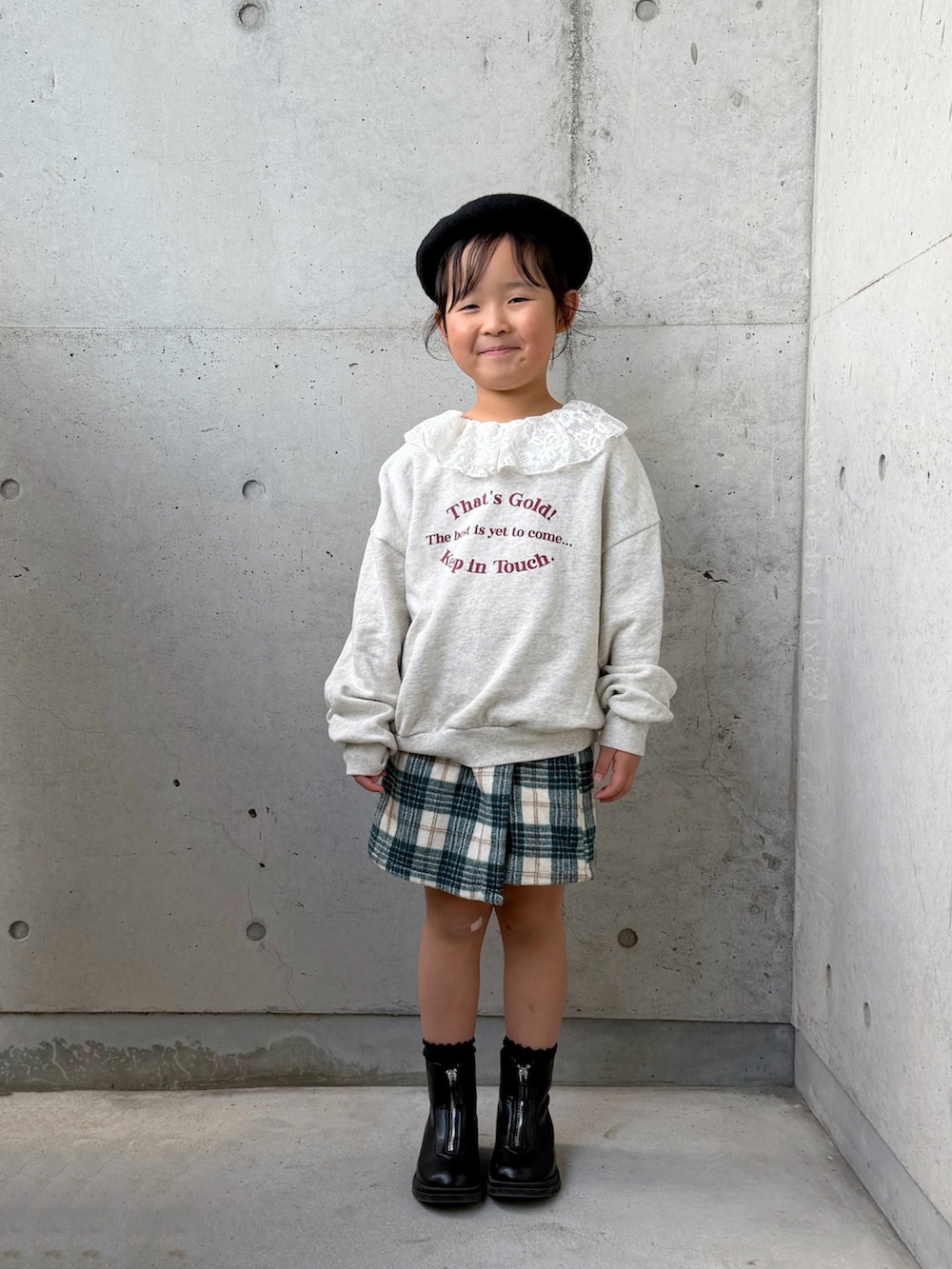 ベージュ系のスウェット、ブラウン系のダウンジャケット/コート、グリーン系のその他パンツを着用したキッズの秋コーディネートの3枚目の写真