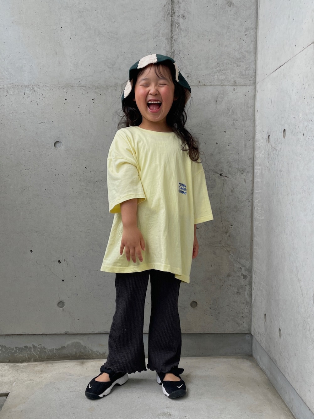 イエロー系のTシャツ/カットソー、グレー系のその他パンツ、ブラック系のスニーカーを着用したキッズの春コーディネートの2枚目の写真