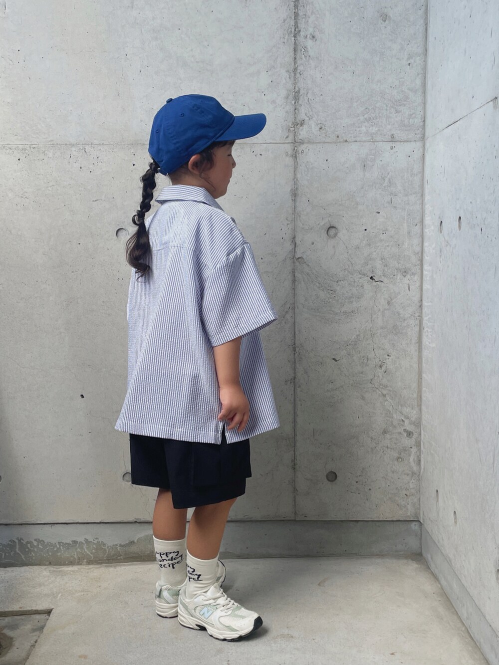 ブルー系のシャツ/ブラウス、ブラック系のパンツ、ホワイト系のスニーカーを着用したキッズの夏コーディネートの2枚目の写真