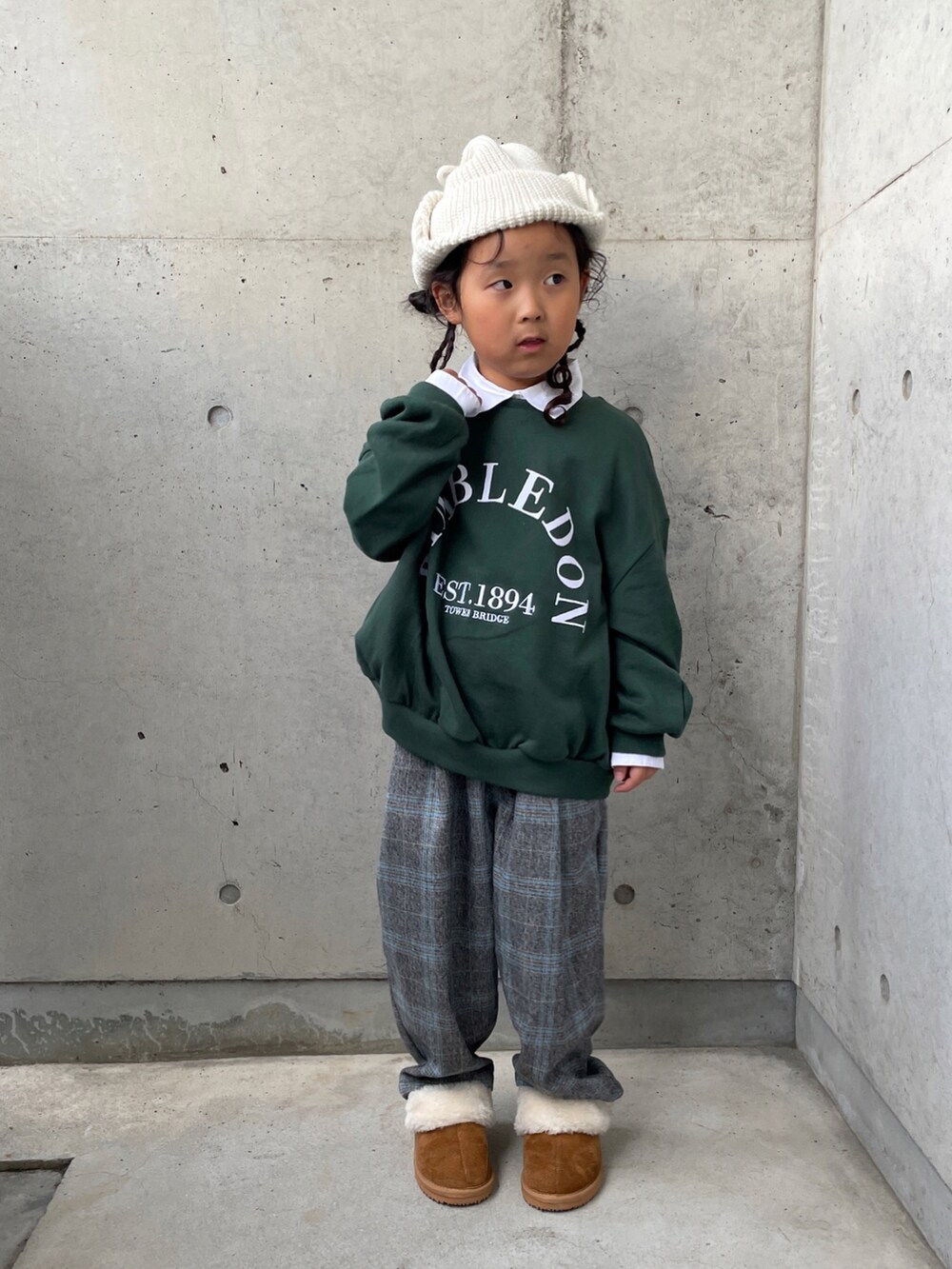 グリーン系のトップス、グレー系のパンツ、ホワイト系のシャツ/ブラウスを着用したキッズの秋コーディネートの4枚目の写真