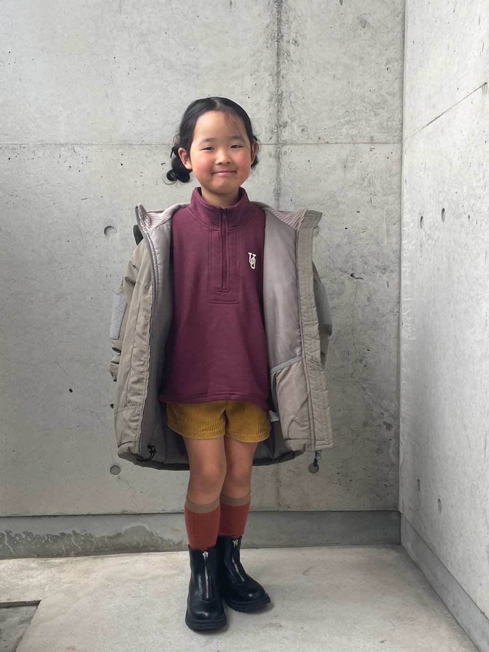 イエロー系のその他パンツ、レッド系のスウェット、グリーン系のブルゾンを着用したキッズの冬コーディネートの5枚目の写真