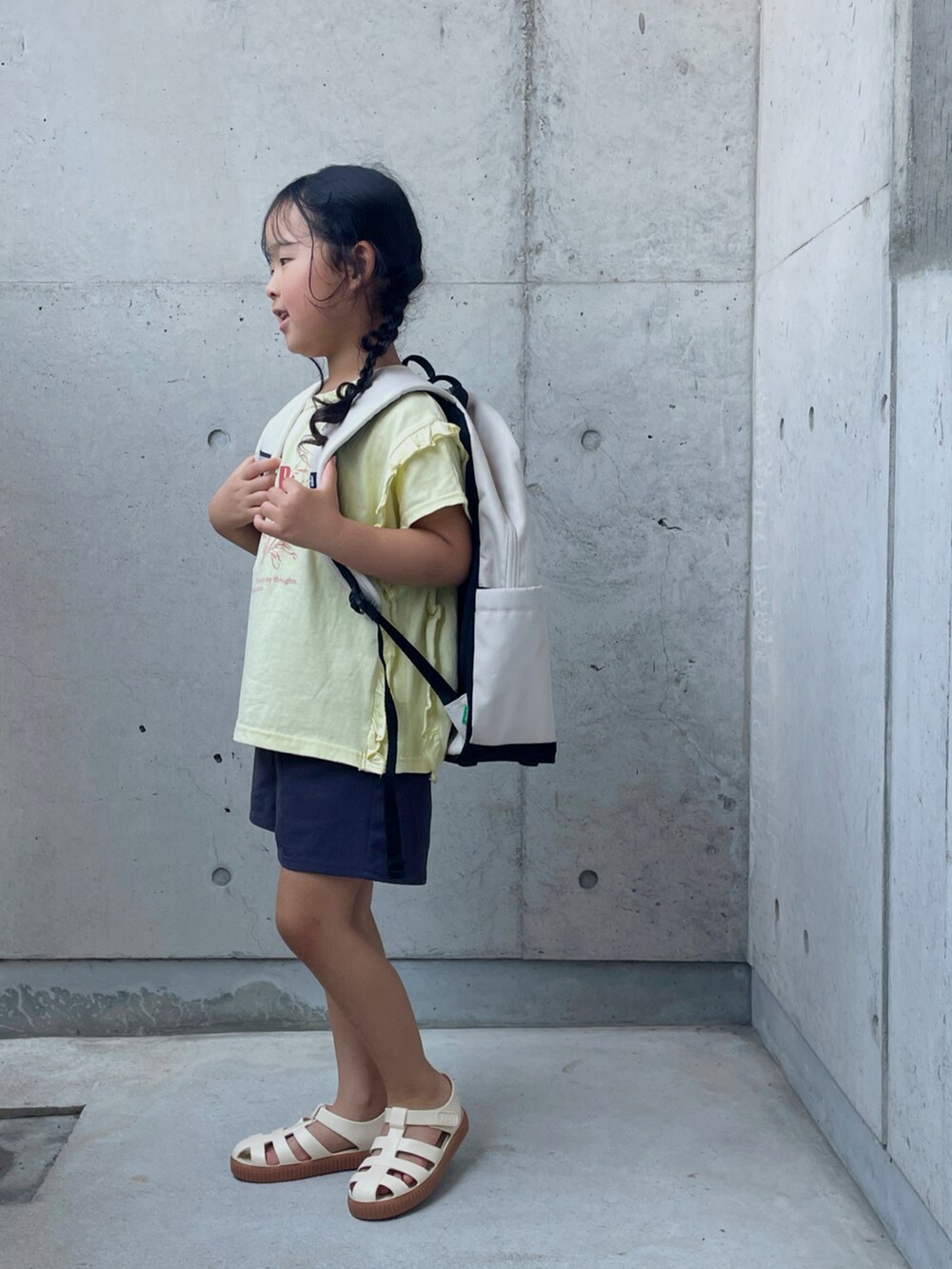 ベージュ系のTシャツ/カットソー、ホワイト系のサンダル、グレー系のその他パンツを着用したキッズの夏コーディネートの5枚目の写真