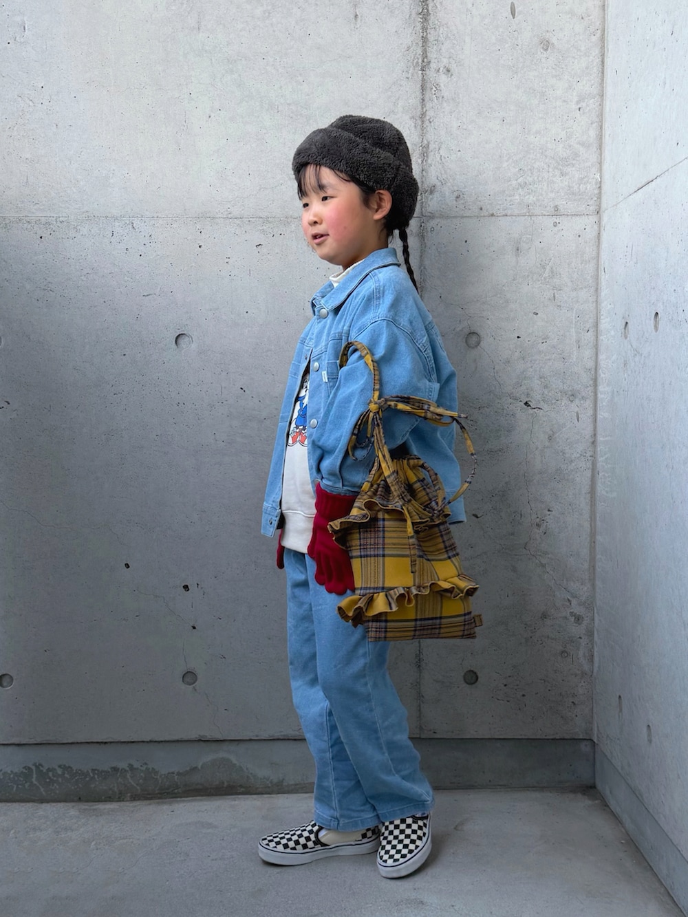 ホワイト系のスウェット、ブラック系のスリッポン、ブルー系のデニムパンツを着用したキッズの冬コーディネートの3枚目の写真