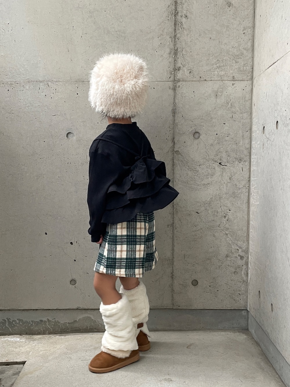 ブラック系のTシャツ/カットソー、グリーン系のその他パンツ、ブラウン系のブーツを着用したキッズの冬コーディネートの3枚目の写真