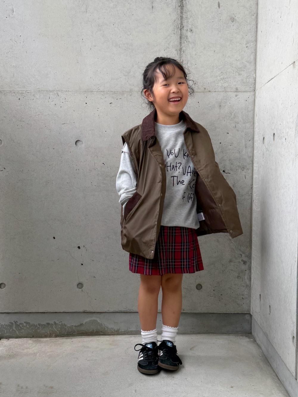 グレー系のTシャツ/カットソー、グリーン系のブルゾン、ブラック系のスニーカーを着用したキッズの秋コーディネートの4枚目の写真