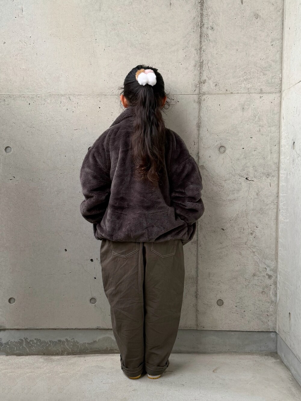 グレー系のサロペット/オーバーオール、グレー系のTシャツ/カットソー、グレー系のブルゾンを着用したキッズの冬コーディネートの3枚目の写真