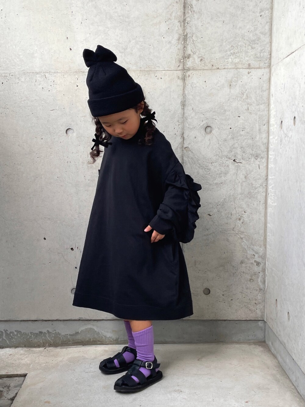 ブラック系のワンピース、シルバー系のコスチューム/パーティーグッズ、ピンク系のヘッドフォン/イヤホンを着用したキッズの秋コーディネートの4枚目の写真