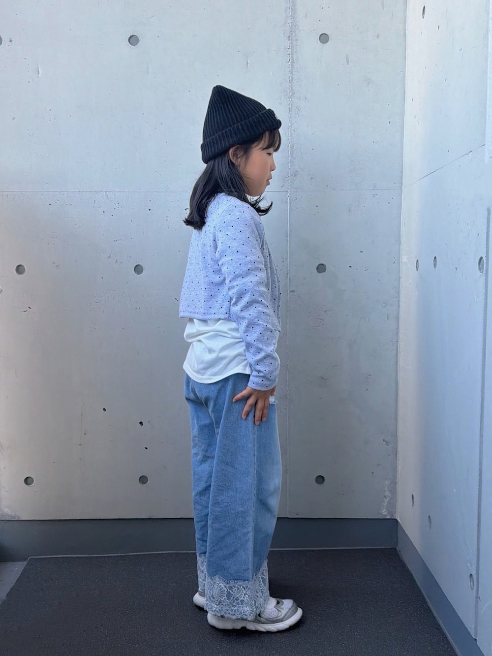 ホワイト系のTシャツ/カットソー、シルバー系のスニーカー、グレー系のトップスを着用したキッズの秋コーディネートの2枚目の写真
