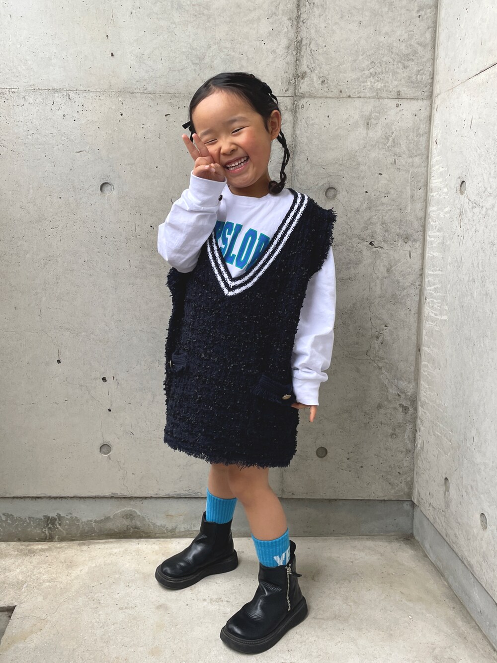 ブルー系のTシャツ/カットソー、グレー系のスカート、ブラック系のブーツを着用したキッズの春コーディネートの3枚目の写真