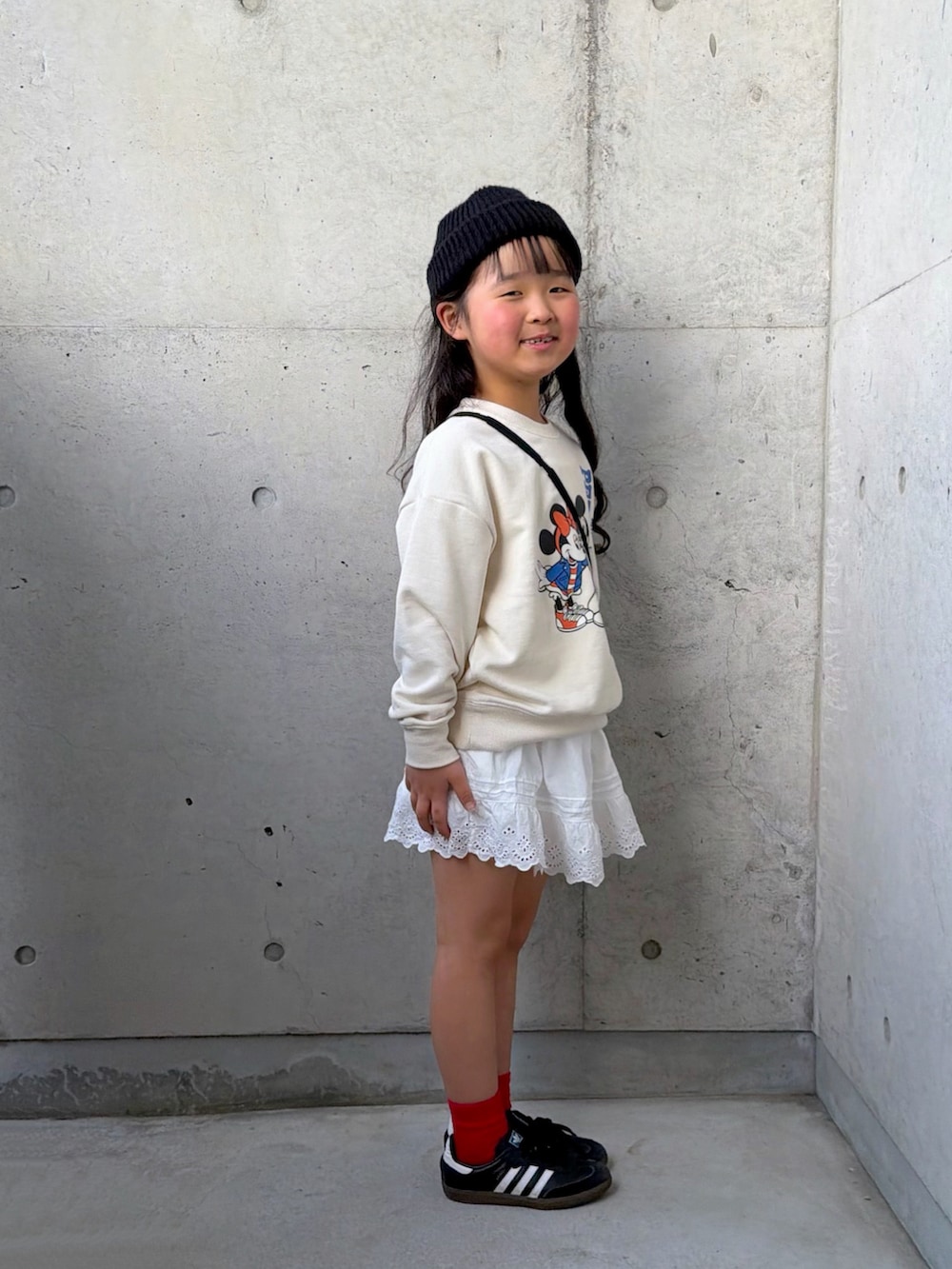 ホワイト系のスウェット、ブラック系のショルダーバッグ、ブラック系のスニーカーを着用したキッズの春コーディネートの5枚目の写真