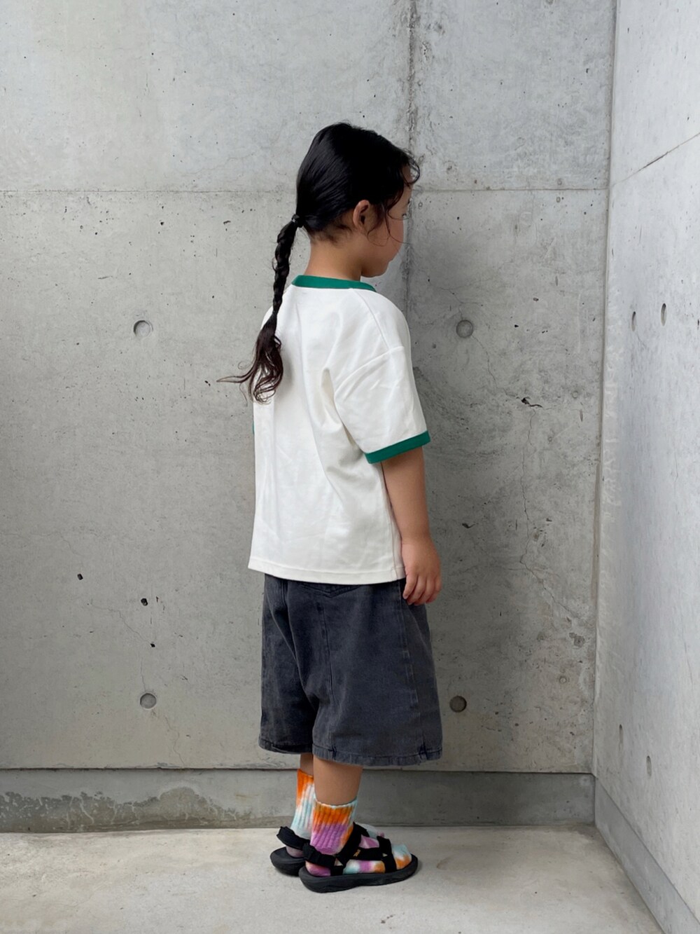 ブラック系のデニムパンツ、ブラック系のサンダル、ブラック系のボディバッグ/ウエストポーチを着用したキッズの夏コーディネートの5枚目の写真