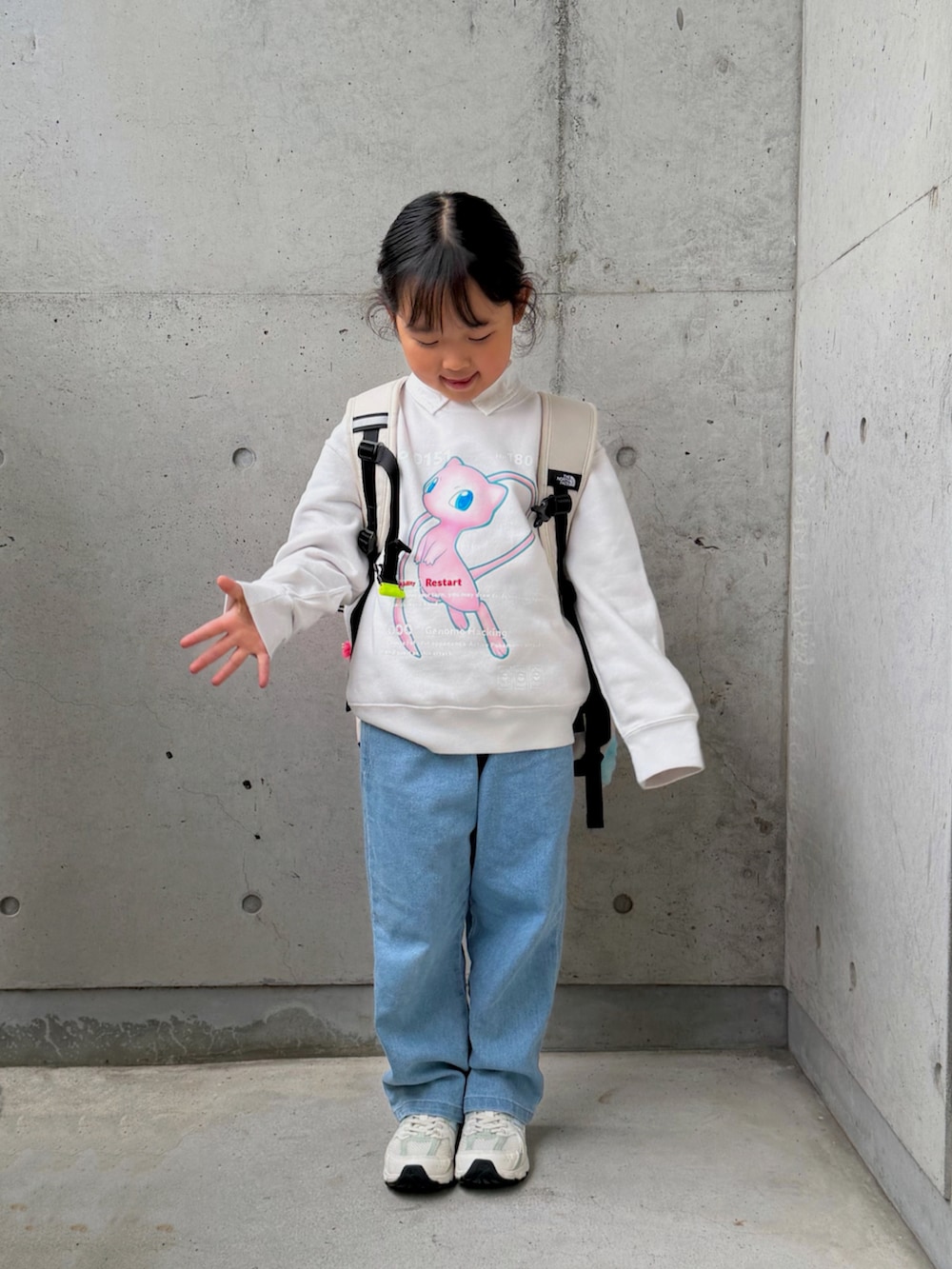 ホワイト系のトップス、ホワイト系のバックパック/リュック、ホワイト系のスニーカーを着用したキッズの秋コーディネートの2枚目の写真