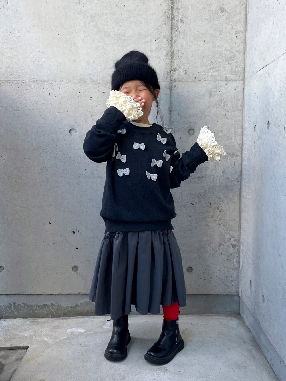 ホワイト系のTシャツ/カットソー、グレー系のワンピース、ブラック系のブーツを着用したキッズの秋コーディネートの5枚目の写真