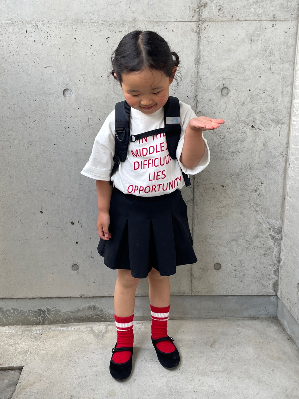 ホワイト系のTシャツ/カットソー、ブラック系のスカート、ブラック系のブーツを着用したキッズの春コーディネートの5枚目の写真