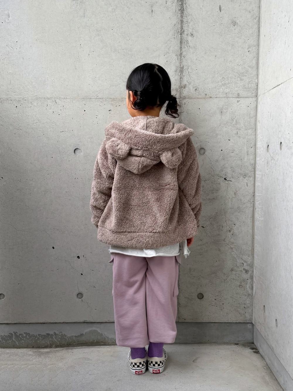 ブラック系のスリッポン、ピンク系のカーゴパンツ、グレー系のワンピースを着用したキッズの冬コーディネートの4枚目の写真