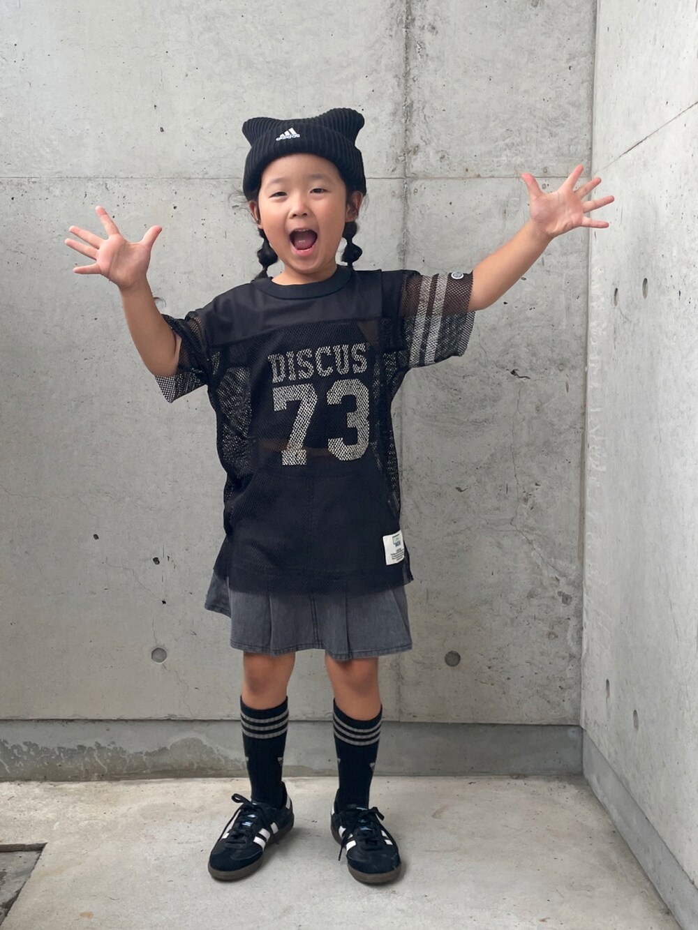 グレー系のスカート、ブラック系のキャミソール、ブラック系のTシャツ/カットソーを着用したキッズの秋コーディネートの5枚目の写真