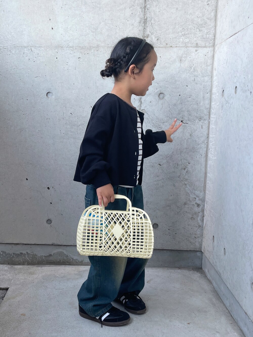 「カーディガン、秋コーデ、女の子、キッズコーデ、キッズファッション、ボーダー、デニムパンツ、スニーカー、カチューシャ、ヘアアレンジ、秋服準備はじめました、着回しコーデ」｜「Birthdayのアイテム（パンツ、ブルー系）」を使った、ioooさん（キッズ・110cm）の秋コーディネートの5枚目の写真