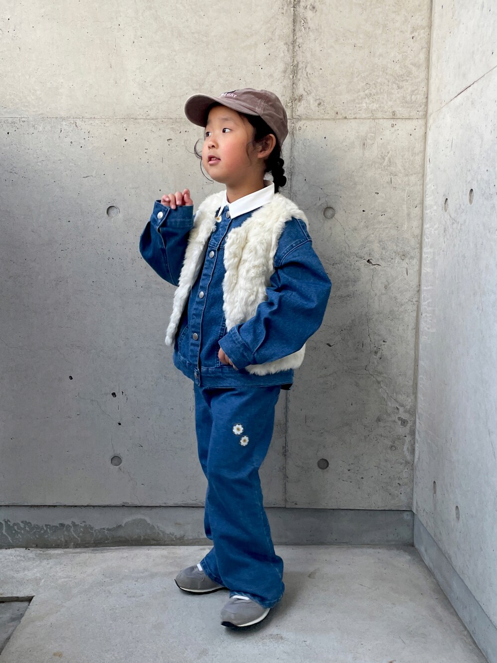 ブルー系のデニムパンツ、ブルー系のデニムジャケット、グレー系のスニーカーを着用したキッズの冬コーディネートの4枚目の写真