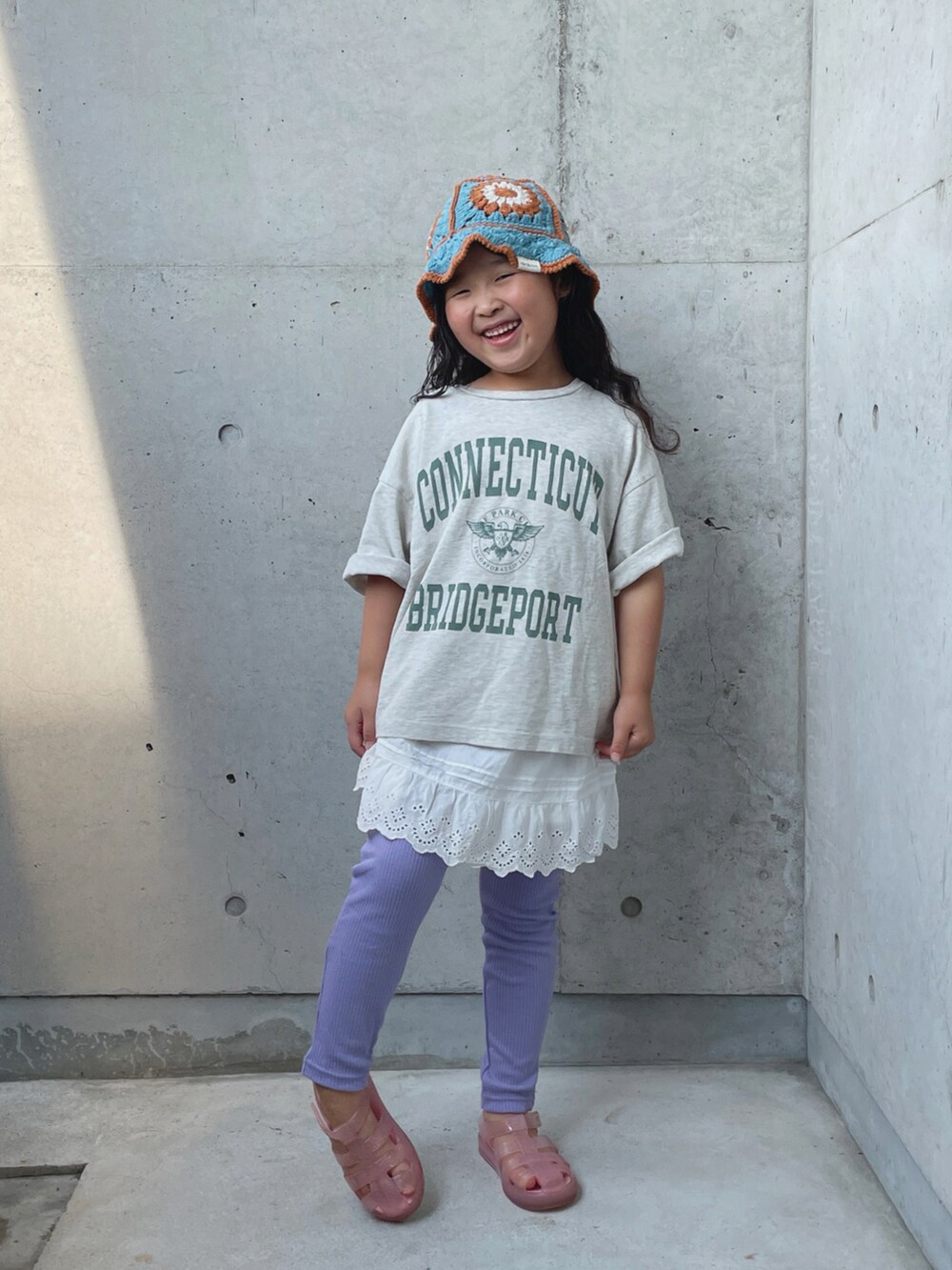 パープル系のその他パンツ、ホワイト系のパンツ、その他のサンダルを着用したキッズの夏コーディネートの5枚目の写真