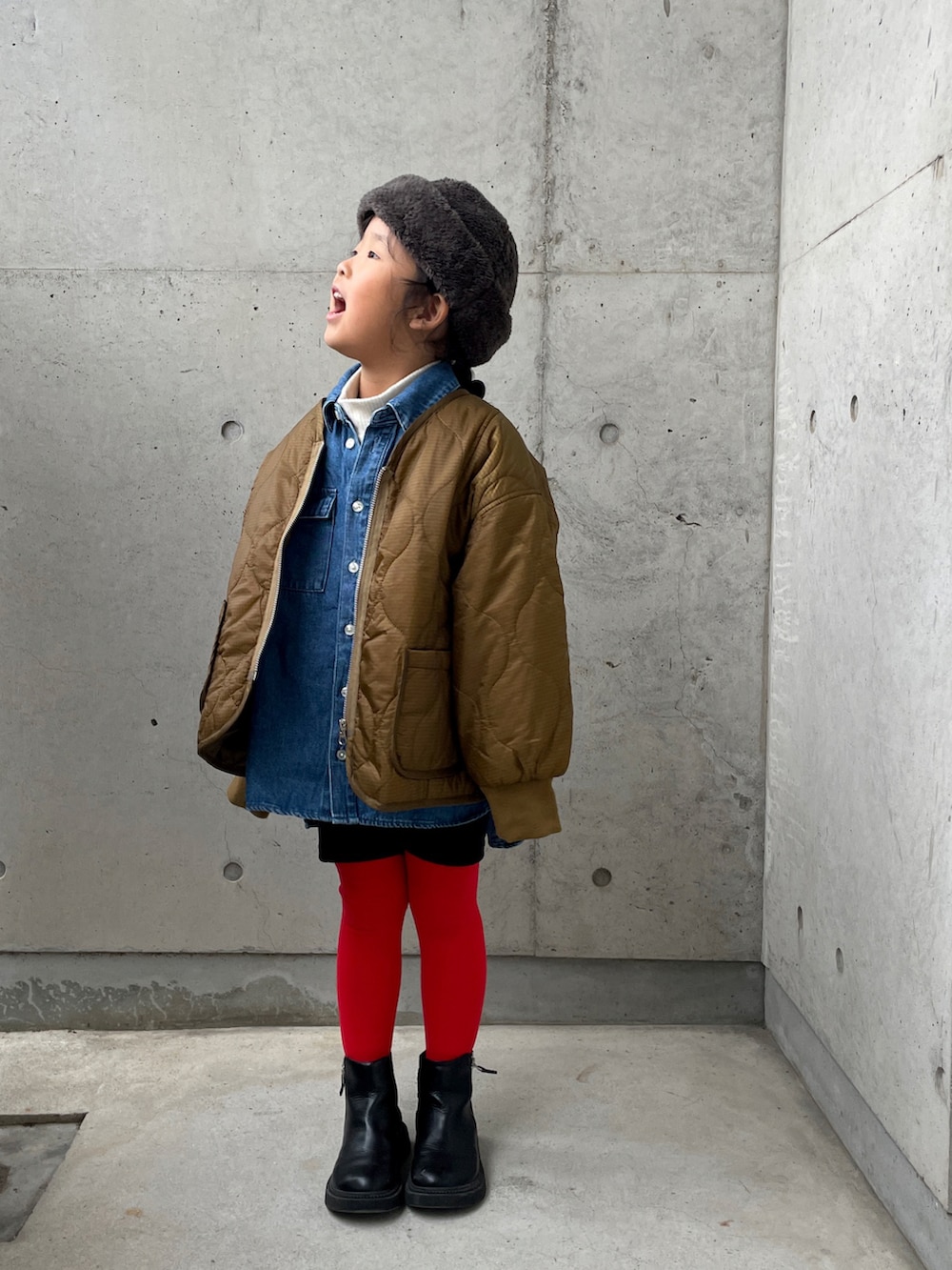 ホワイト系のトップス、ブラウン系のダウンジャケット/コート、ブルー系のシャツ/ブラウスを着用したキッズの冬コーディネートの3枚目の写真